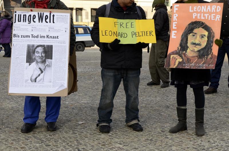 [B] Kundgebung für Leonard Peltier und den indianischen Widerstand - Schilder