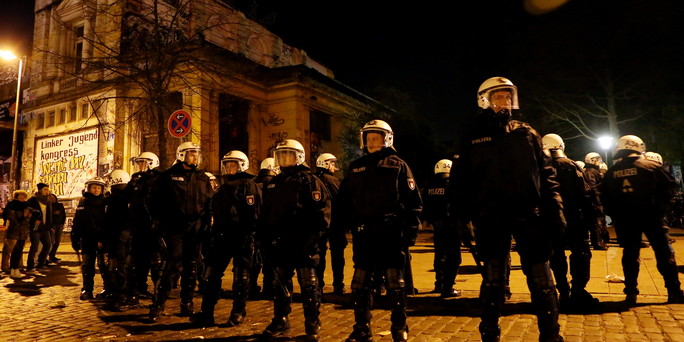In diesem Fall klar zu erkennen: Polizisten vor der Roten Flora in der Nacht zum 1. Mai 2013.
