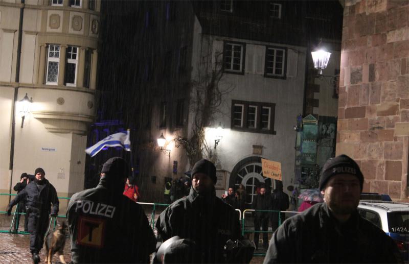 Deutsche Polizisten schützen die Faschisten