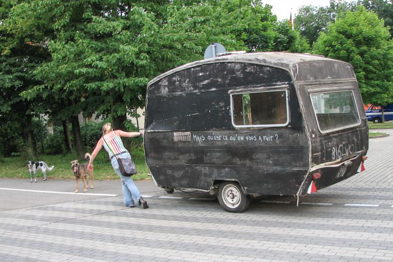 30.06.2006, Die Straßenpunx besetzen mit ihren Wagen einen Platz neben dem Eselswinkel im Industriegebiet Nord. Im Herbst 2005 waren sie vom Alten Schießplatz geräumt worden.