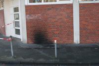 Das Foto zeigt das durch einen Brandsatz verrußte Mauerwerk am Türkischen Generalkonsulat in Münster. Foto: Polizei Münster