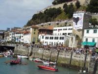 Ein riesiges Transparent fordert im Hafen die Verlegung der baskischen Gefangenen ins Baskenland