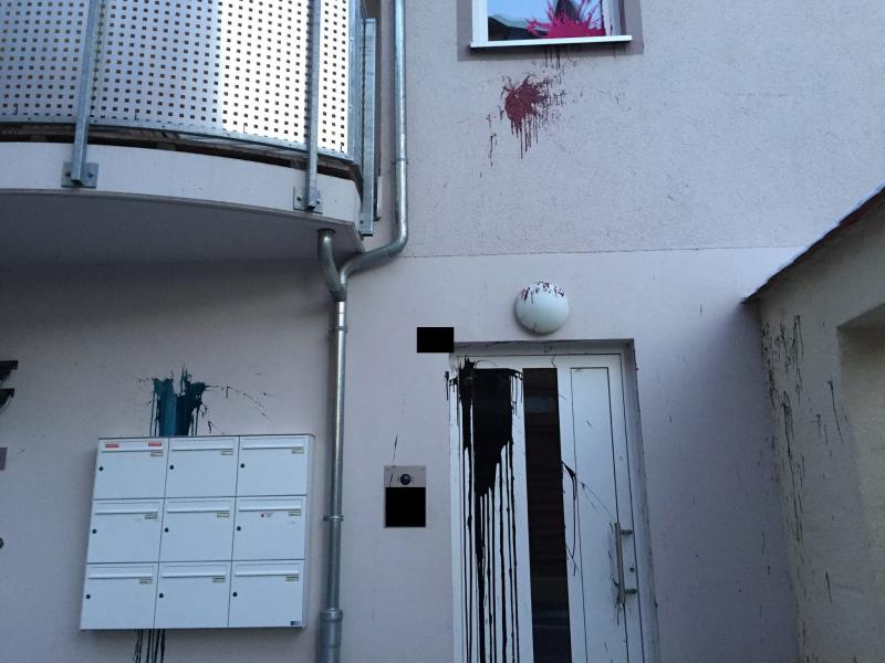 Farbe gegen Wohnhaus von Wiebke Muhsal (AfD)