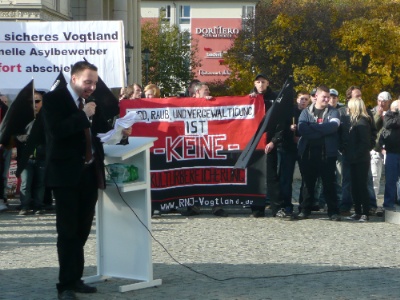 (NPD-Kundgebung am 29.10.2012 in Plauen - Arne Schimmer [NPD-Bürgerbüro Plauen] vor Transparent der Kameradschaft RNJ Vogtland)