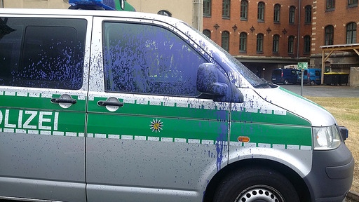 Unbekannte haben ein Polizeiauto in Plauen mit lila Farbe beschmiert. 