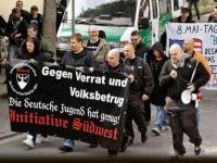 160 Anhänger der NPD-Jugendorganisation demonstrierten in Wiesbaden-Erbenheim: Nazis trampeln in SS-Shirts über jüdische Gedenksteine