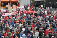 2.500 Kolleginnen protestieren am 23.4.09 vor Konzernsitz in Stuttgart