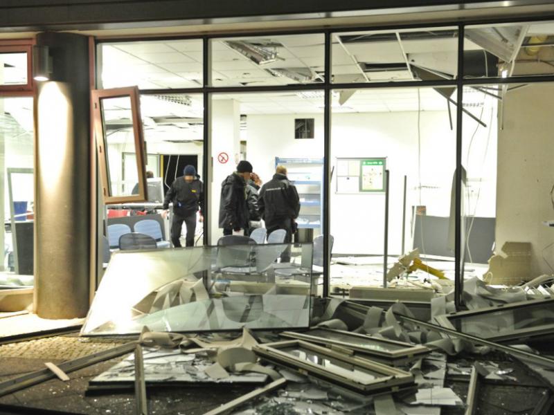Der Raum mit den Geldautomaten in der Rudi-Dutschke-Straße wurde erheblich verwüstet