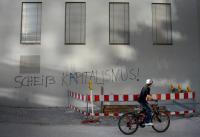 Graffito an Hauswand in Bayern: Eine Mehrheit der Deutschen sieht es genauso