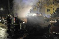 Wieder ein Anschlag: Feuerwehrleute löschen in der Nacht zu Montag am Willmanndamm in Schöneberg ein Fahrzeug der Firma Siemens   Foto: Andreas Markus