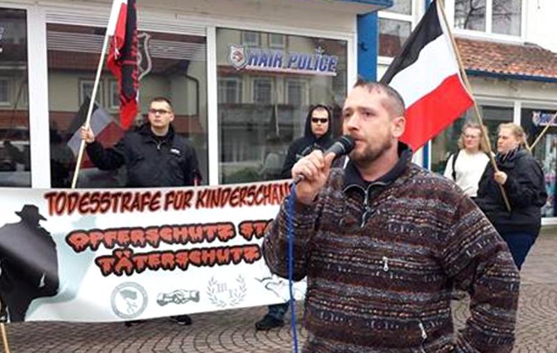 Markus Walter (NPD Rheinland-Pfalz) auf der Nazi-Demo am 5. April in Sinsheim. Hinter dem Transparent mit Fahne: Andreas Lehnert