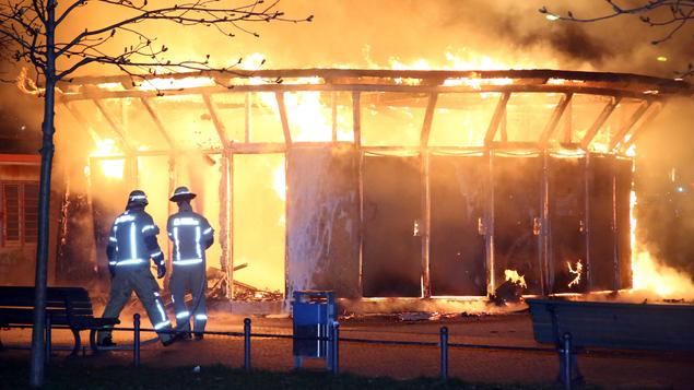 Vollständig zerstört: Feuerwehrleute löschten den Brand, aber vom "Haus der 28 Türen" blieben nur noch verkohlte Träger übrig
