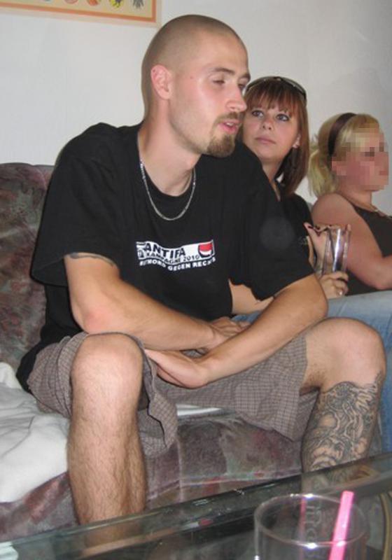 Steffen Huck mit Anti-Antifa-Shirt (l.) und seine Frau Daniela (Mitte)