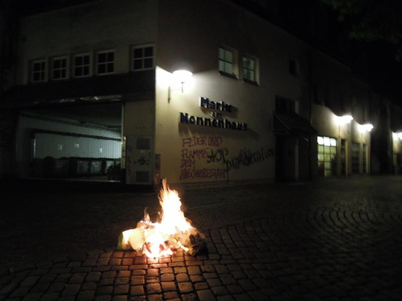 "Feuer und Flamme dem Abschiebestaat", "No deportation"