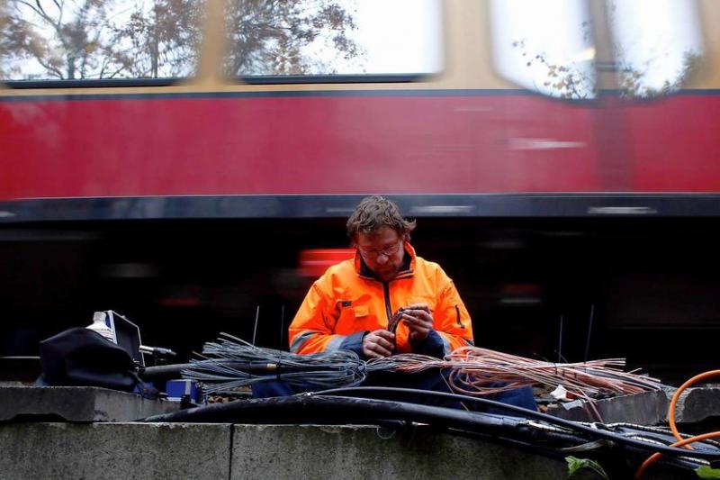 2.11.2010: Ein Techniker repariert in Neukölln die defekten Kabel neben der S-Bahn-Trasse.