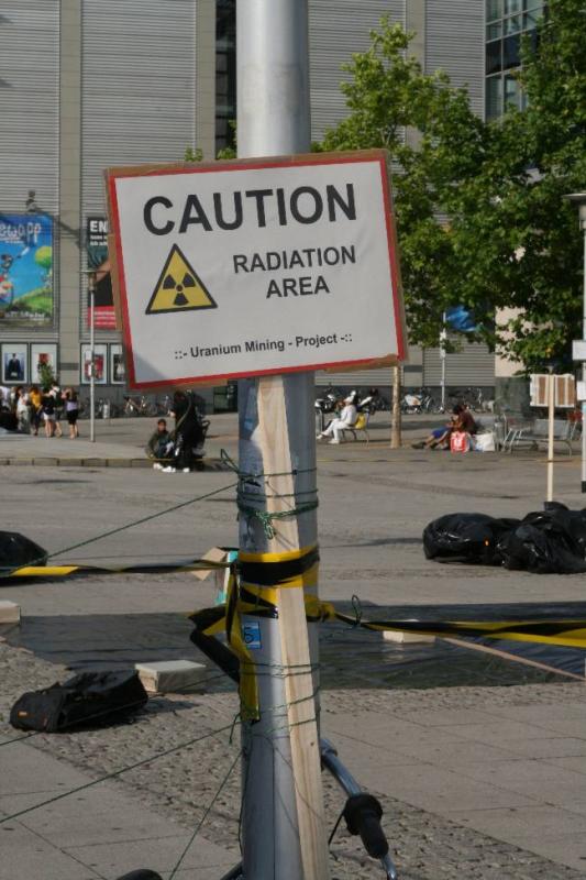 Warnschild weist auf Gefahr durch Radioaktivität hin