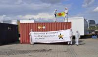 AtomkraftgegnerInnen im Hamburger Hafen: Atomtransporte stoppen.