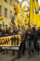 Demo 17.5. in Wien, Alina Wychera und Bernadette Conrads halten Transparent, dazwischen Alexander Schleyer