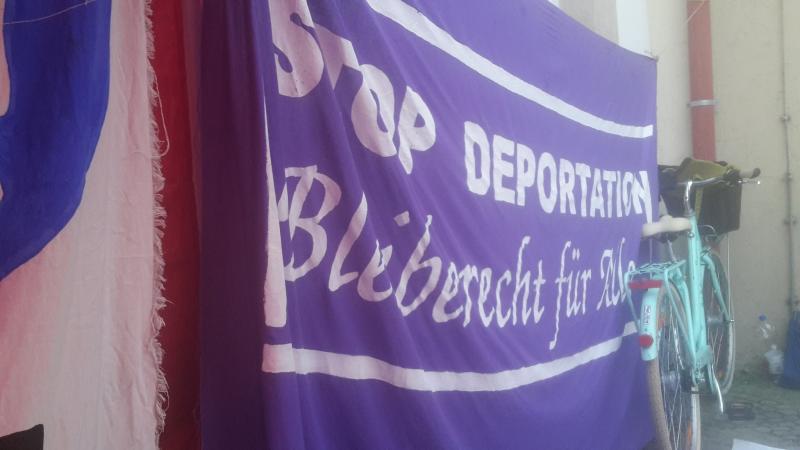 Transpi "Stop Deportation - Bleiberecht für alle"