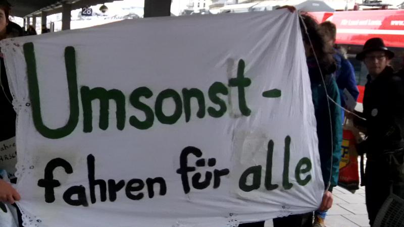 Transparent im Münchener Hauptbahnhof (kurz nach dem Kessel am Beginn der Demo)