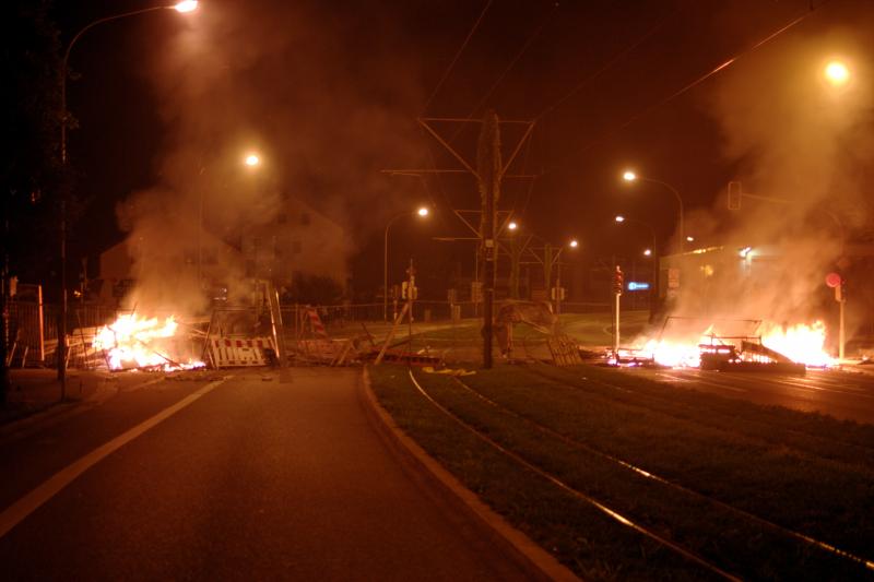 Brennende Barrikade an der Ecke Merzhauser-/Wiesentalstraße in der Nacht auf den 03.08.2011
