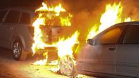 Flammen schlagen in der Nacht zu Donnerstag aus den betroffenen AutosFoto: spreepicture