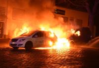 In der Grenzstraße gingen in der Nacht zu Donnerstag zwei Fahrzeuge in Flammen auf Foto: spreepicture