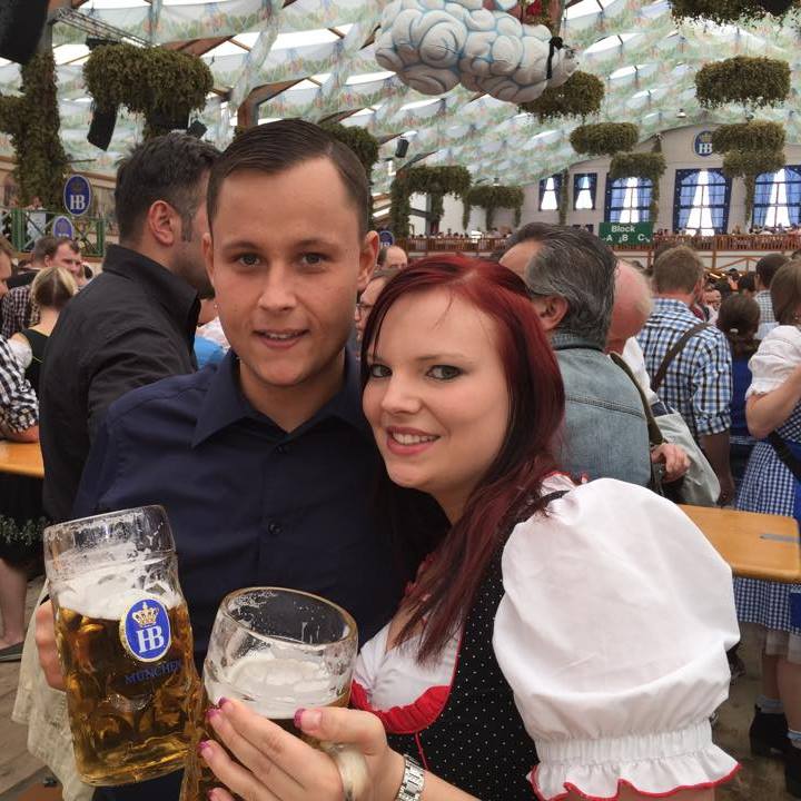 Philipp Hasselbach und seine momentane Freundin auf dem Oktoberfest 2014.