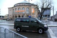 Feldjäger und Hamburger Gitter vorm Freiburger Stadttheater