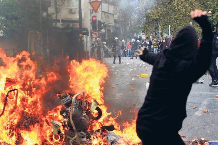 Symptome der „Katastrophengesellschaft“. Proteste in Athen nach der Erschießung eines Jugendlichen durch die Polizei. Foto: p-a/dpa