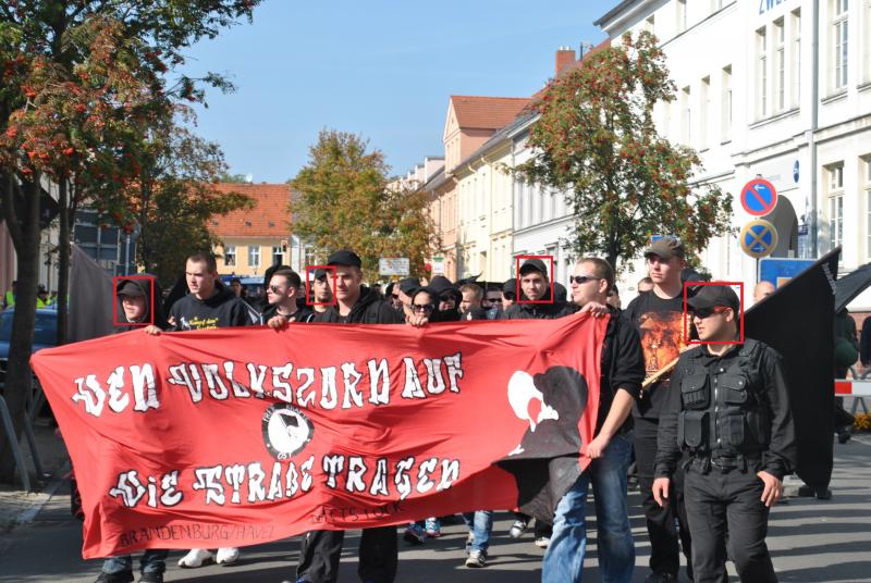 rote Kästchen von links nach rechts: Daniel, Tom Bruck, Patrick Schulz, Toni Gusek,ohne rote Kästchen sind unbekannt