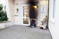 Dabei wurden laut Polizei und Staatsanwaltschaft die Haupteingangstüren von Amtsgericht und Staatsanwaltschaft (im Bild) sowie zwei Seitentüren des Landgerichts in Brand gesetzt.