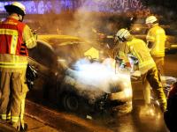 Die Feuerwehr löschte das Feuer am Ford Fiesta