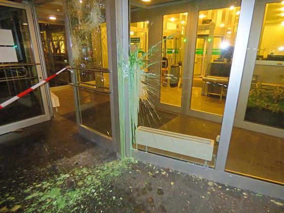 Pflastersteine und Farbflaschen wurden gegen Scheiben im Eingangsbereich von Amtsgericht und Staatsanwaltschaft geworfen. Foto: Polizei Münster