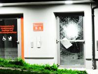 Eine Scheibe im Jobcenter in Lichtenberg wurde eingeworfen