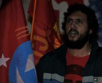 Ein Mitglied der Kommunistischen Partei (PC) singt lauthals die Internationale mit
