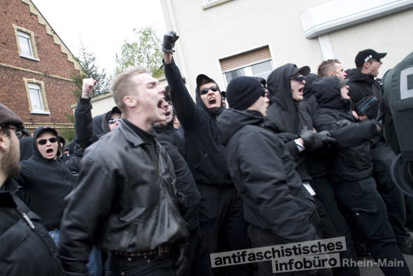 Nastätten 2007: Bei einem Naziaufmarsch legen sich Autonome Nationalisten mit der Polizei an.