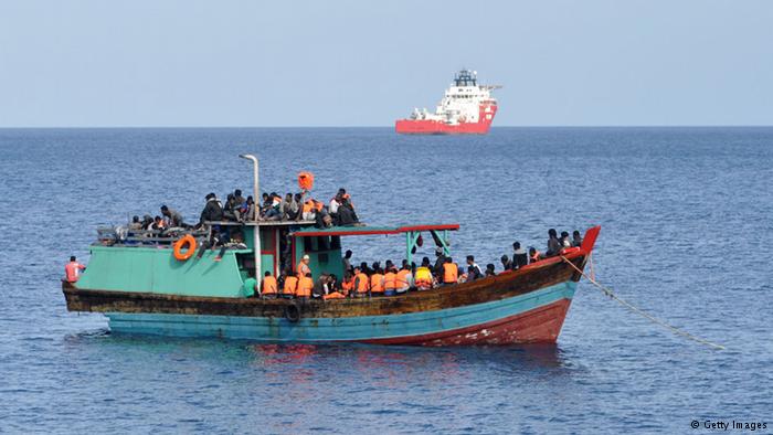 Boot voll mit Geflüchteten