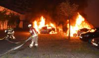 Feueralarm in Kreuzberg: Auf einem Parkplatz am Paul-Lincke-Ufer brannten zwei Autos ausFoto: spreepicture
