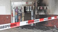 Die Polizei hat den Tatort in der Neuenlander Straße abgesperrt Foto: Sandra Beckefeldt
