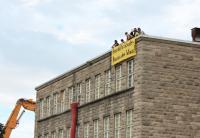 AktivistInnen auf dem Dach des Stuttgarter HBF