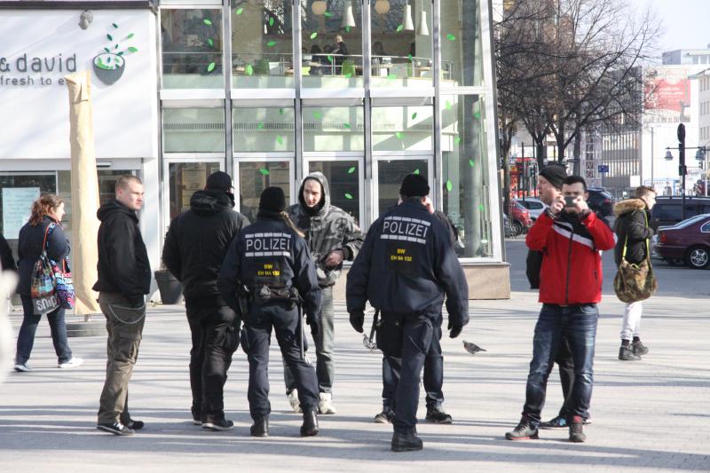 Erfolglose Nazikundgebung am 07.02.15 in Pforzheim, Marius Geiger ganz links