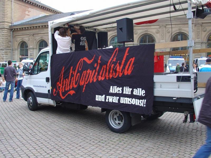 "Anticapitalista"-Banner der Heidelberger auf der Nachttanzdemo in Mainz
