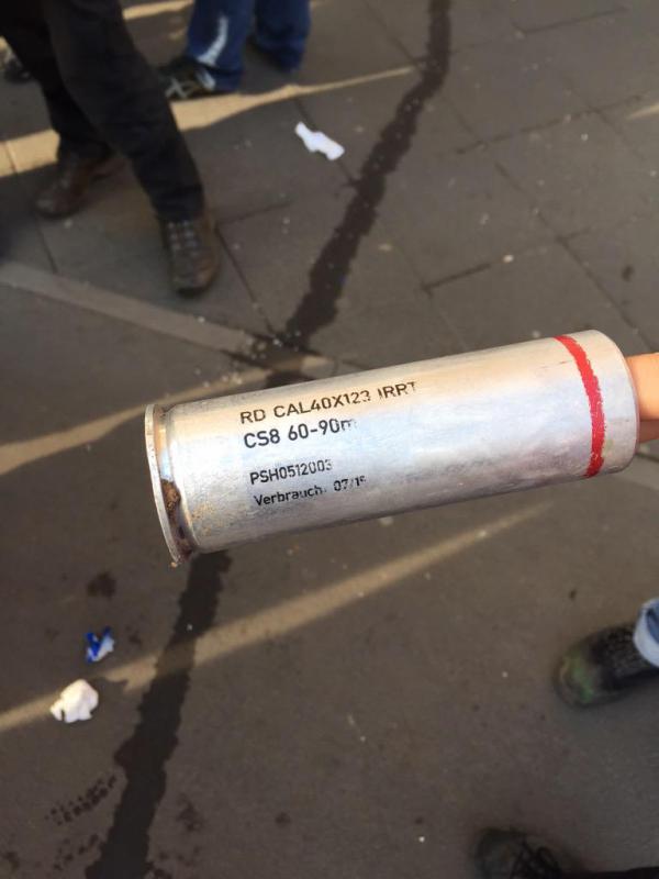 Tränengasgranate eingesetzt von der Polizei in Frankfurt am Main am 18.März 2015 - Aufschrift: RD CAL40X123 IRR...  CS8 60-90m