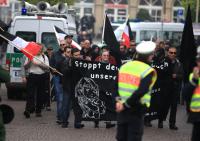 Nazis mit Transparent der vor vier Jahren aufgelösten "Aktionsgruppe St. Leon-Rot"