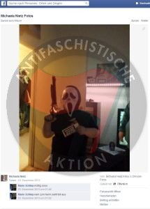 Bür­ger­be­we­gung-​An­hän­ge­rin Micha­e­la N. po­siert mit Hor­ror-​Mas­ke und Spiel­zeug­waf­fe gegen die Un­ter­kunft / Quel­le: In­ter­net