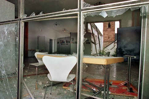 So sah es nach dem Anschlag auf die Wehrmachtsausstellung in Saarbrücken aus (Archivbild von 1999)
