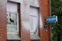 Vermummte beschaedigen Polizeiwache in Hannover
