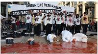 Mitglieder eines Zusammenschlusses "Magdeburger Bürger für das Erinnern" bei ihrer provokanten Aktion.