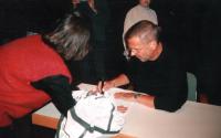 Reinhard Mey beim Unterzeichnen einer Petition für die Schließung der Nerzfarm, 1998